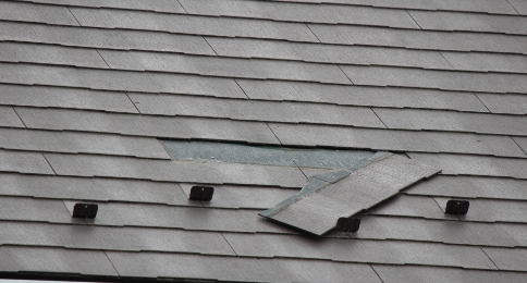屋根の上の破損状況の確認
