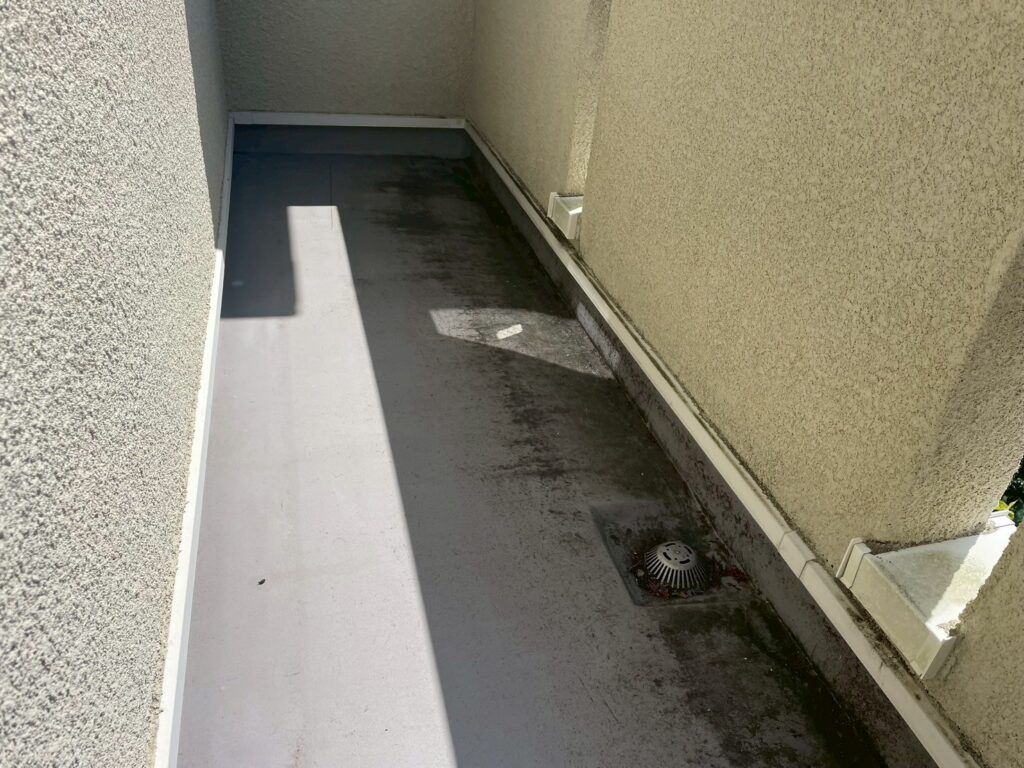 神奈川県横浜市_K様邸_施工前ベランダ汚れ