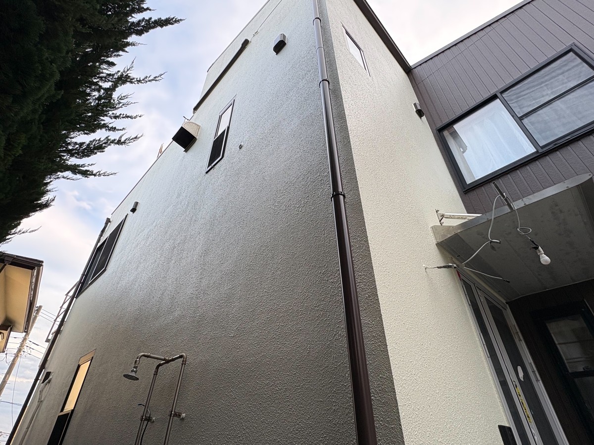 鎌倉市-付帯部塗装-アイキャッチ-竪樋仕上がり